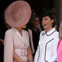Mereka tampak akrab dengan saling bercengkrama. Inilah potret saat Kate Middleton bercengkrama dengan Ratu Maxima.  Foto: Getty Images