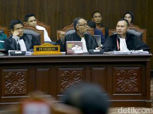BW Pertanyakan Ahli Tim Jokowi Berdiri di Mimbar, Hakim MK Ambil Sikap