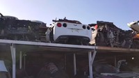 Maka dari itu di sana terlihat mobil-mobil seperti Ford Mustang yang tersisa rangkanya saja karena blok mesin sudah diangkut dan dijual. Foto: Screenshot Youtube Mohan Vlogz