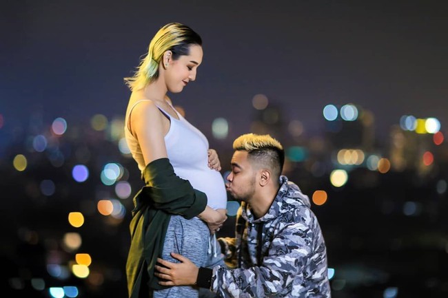 Muhammad Reza Anugrah atau yang lebih dikenal dengan Reza Smash, bercerai dengan istrinya Fabiola Elizabeth Agnes. Usia pernikahannya belum genap berusia dua tahun. Ia pun memberikan konfirmasi lewat akun Instagramnya @mrezanugrah. Saya mohon maaf untuk apa yang terjadi di media dan media sosial saat ini. Seiring berjalan waktu, saya ingin memberikan penjelasan tentang apa yang terjadi, tulis Reza SMASH mengawali klarifikasinya, dilihat detikcom, Selasa (30/6/2020). Foto: Instagram @fabananash