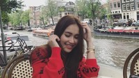 Seru banget pemandangannya. Santai smbil menikmati segelas jus jeruk dan buah strawberry. Foto: Instagram @ayutingting92