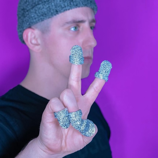 Selera humor desainer asal Amerika ini bisa dibilang receh. Tapi begitu ia menerapkan humornya pada produk rancangannya, jadi terlihat inovatif tapi juga membuat orang bertanya-tanya, barang ini beneran penting nggak sih? Foto: Instagram/@unnecessaryinventions