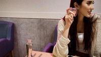 Perempuan 27 tahun ini menulis tidak ada cinta yang lebih tulus dibanding cinta pada makanan. Kamu setuju? Foto: Instagram nadiapurwoko