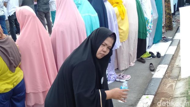 Massa Kawal MK Salat Berjamaah, Berwudu dari Air Mineral sampai Air Kolam