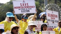 Mereka juga membawa poster dengan tulisan berbahasa Inggris.