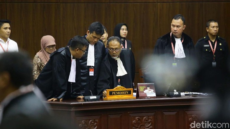 Membaca Lengkap Sengitnya Debat Hakim MK-BW-Luhut Soal Dramatisasi Saksi Membaca Lengkap Sengitnya Debat Hakim MK-BW-Luhut Soal Dramatisasi Saksi