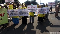Mereka membawa sejumlah poster berbahasa Inggris, seperti What Do We Want? JUSTICE. When Do We Want It? NOW. Mereka juga membawa spanduk berbahasa Indonesia.