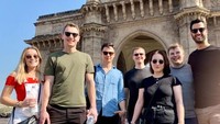 Inilah Mike Kandar dan James Vardy, serta anak buahnya di perusahaan Turn Partners. Setiap tahun, Mike dan James selalu mengajak anak buahnya liburan mewah selama sebulan penuh. (dok. Turn Partners)
