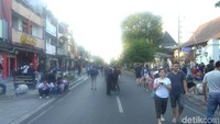Suasana nyaman dan tenang dinikmati wisatawan di Jalan Malioboro, Yogyakarta. (Usman Hadi/detikcom)