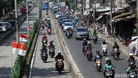 Larangan untuk melintas di jalur busway telah ditulis dalam Pasal 287 ayat 1 Undang-Undang RI Nomor 22 tahun 2009 tenyang Lalu Lintas dan Angkutan Umum. Tak tanggung-tanggung, pelanggar yang menerobos jalur busway dapat dikenakan denda maksimal hingga Rp 500 ribu.