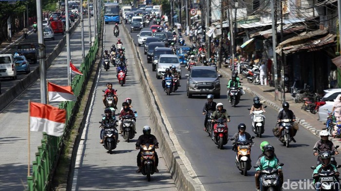 Sejumlah pengendara terlihat menerobos jalur TransJakarta. Meski telah diberlakukan denda tilang maksimal, masih banyak pengendara nekat melintasi jalur itu.