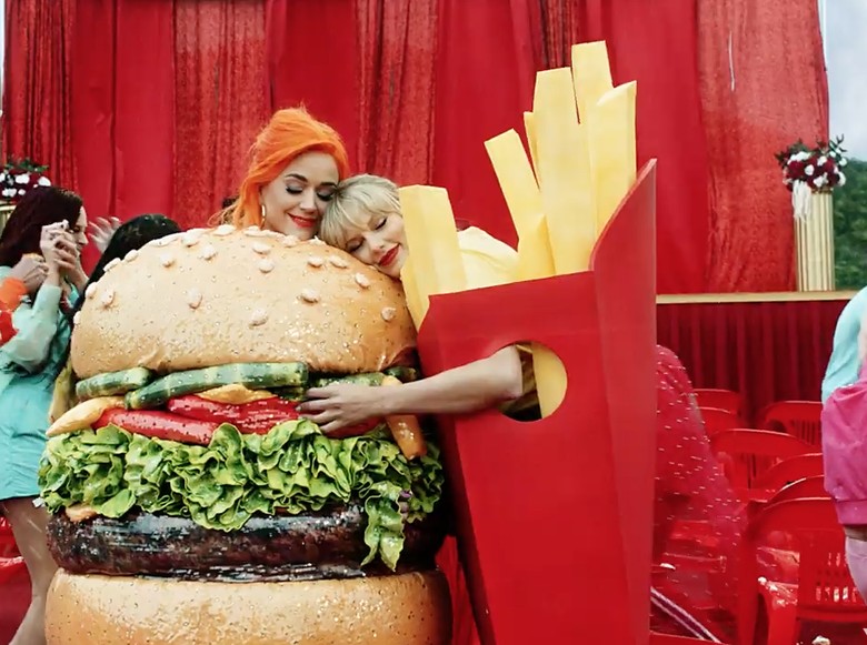 Katy Perry dan Taylor Swift Foto: Dok. YouTube/Taylor Swift Katy Perry dan Taylor Swift Foto: Dok. YouTube/Taylor Swift