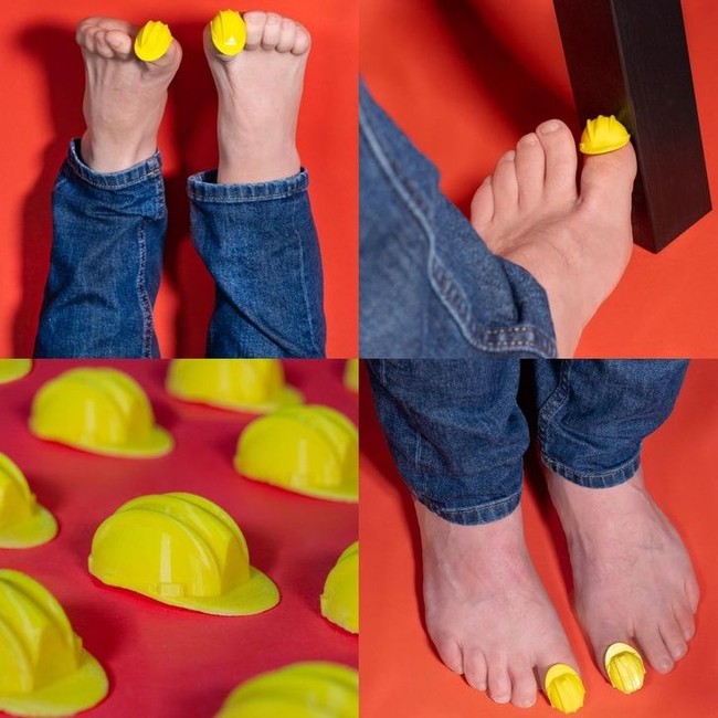 Safety first! Matt menciptakan helm khusus jempol kaki. Alasannya? Karena jempol kaki lebih berisiko terpentok kaki meja atau lemari saat kamu berjalan di dalam rumah. Foto: Instagram/@unnecessaryinventions