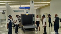 Melewati imigrasi, penumpang akan tertuju ke tempat pengambilan barang. Setelah itu, penumpang  melewati bagian pengecekan barang. Baru, setelah itu penumpang bisa keluar dari bandara.