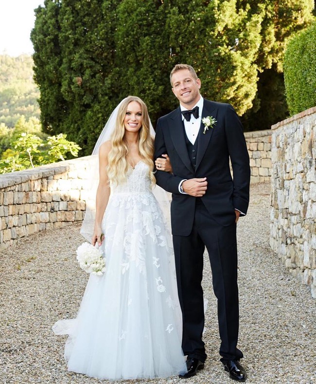 Pada Juni 2018, Caroline dan David menikah di Siena, Tuscany, Italia, Caroline tampak cantik mengenakan gaun pengatin putih keluaran Oscar de la Renta. Sedangkan sang suami yang merupakan juara NBA menerapkan setelan jas hitam keluaran Tom Ford yang membuatnya tampak lebih gagah dari biasanya. Foto: Instagram @carowozniacki