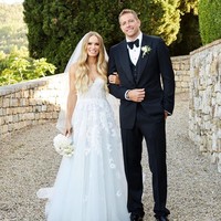 Pada Juni 2018, Caroline dan David menikah di Siena, Tuscany, Italia, Caroline tampak cantik mengenakan gaun pengatin putih keluaran Oscar de la Renta. Sedangkan sang suami yang merupakan juara NBA menerapkan setelan jas hitam keluaran Tom Ford yang membuatnya tampak lebih gagah dari biasanya. Foto: Instagram @carowozniacki