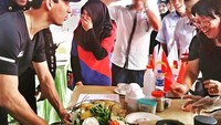 Belajar buat ang kueh tradisional, Tunku Abdul Rahman berhasil menarik perhatian banyak orang. Ia sendiri memang menyukai hidangan tradisional khas Melayu. Foto: Instagram @tunku_abdul_rahman