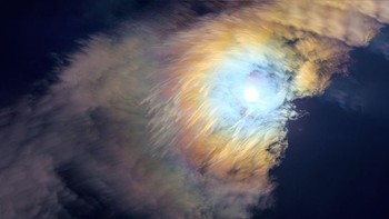 Gambar ini menampilkan bulan corona yang menakjubkan dan gerakan awan yang menyerupai sapuan kuas berwarna-warni pada sebuah lukisan. Merupakan karya fotografer Yiming Li. (Foto: Astronomy Photographer 2019)