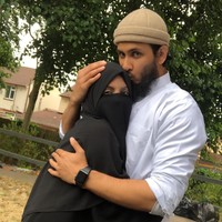 Dilansir Parhlo, terungkap pula fakta mengejutkan lainnya bahwa pasangan  ummxabdullah dan hasanatofficial dituduhcmengambil uang dari Badan Islami berbasis di Inggris atas nama agama dan menggunakannya untuk pesta dan jalan-jalan. Seorang pria bernama Moinul Abu Hamza pun membagi di Facebook-nya bahwa wanita tersebut telah menipu banyak orang. Kasus ini kini telah diusut pihak berwajib. Foto: Instagram @ummxabdullah