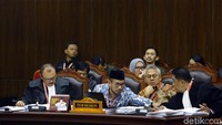Ketua KPU Arief Budiman turut hadir dalam sidang lanjutan sengketa Pilpres 2019 yang digelar di MK tersebut. Dalam sidang lanjutan itu, KPU membacakan jawaban atas gugatan Pilpres 2019 yang dilayangkan oleh Prabowo Subianto di Mahkamah Konstitusi (MK).