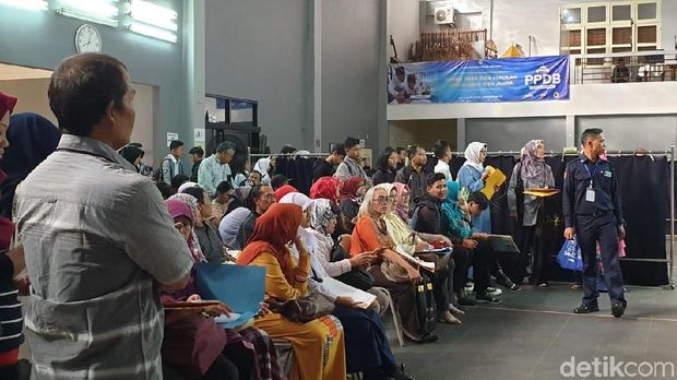 Orang Tua Harus Bolak Balik Daftarkan Anak ke SMA 2 Bandung