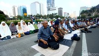 Massa aksi damai di kawasan Patung Kuda, Jakarta, melaksanakan salat Ashar berjamaah, Selasa (18/6/2019).