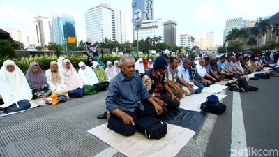 Potret Massa Salat Ashar Berjamaah di Depan Patung Kuda