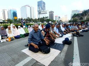 Potret Massa Salat Ashar Berjamaah di Depan Patung Kuda
