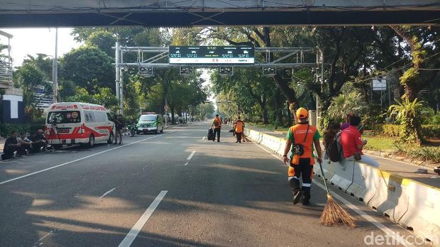 Pasukan orange membersihkan lokasi aksi kawal sidang MK
