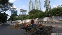 Penutupan Jalan Setia Budi Tengah dilakukan Dinas Perhubungan dan aparat kepolisian.