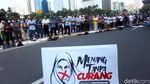 Potret Massa Salat Ashar Berjamaah di Depan Patung Kuda