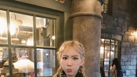  Wanita yang memiliki nama lengkap Kim Tae-yeon itu selalu punya pose menggemaskan saat kulineran. Salah satunya saat meminum butterbeer ini. Foto: Instagram taeyeon _ss