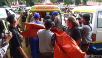 Para korban, jelas kapolres, ditemukan di sekitar Perairan Pelabuhan Dungkek Sumenep, dan langsung dievakuasi basarnas menggunakan perahu karet.