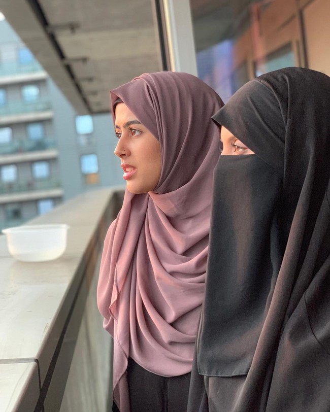Kerap mengunggah status seolah sebagai seorang muslimah bercadar, kini terungkap Ruksana ternyata menjalani kehidupan lain sebagai seorang selebgram tak berhijab. Hal ini dibuktikan dengan sejumlah foto. Dalam beberapa kesempatan, akun Instagram ummxabdullah dan  akun dengan nama zarrahofficial kedapatan memakai handphone yang sama. Zarrah dahulu memiliki akun Instagram lain di mana ia berpura-pura menjadi model Instagram dan mengunggah foto tanpa hijab. Ketika disandingkan, wajah keduanya pun tampak sama. Foto: Instagram @ummxabdullah