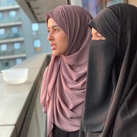 Kerap mengunggah status seolah sebagai seorang muslimah bercadar, kini terungkap Ruksana ternyata menjalani kehidupan lain sebagai seorang selebgram tak berhijab. Hal ini dibuktikan dengan sejumlah foto. Dalam beberapa kesempatan, akun Instagram ummxabdullah dan  akun dengan nama zarrahofficial kedapatan memakai handphone yang sama. Zarrah dahulu memiliki akun Instagram lain di mana ia berpura-pura menjadi model Instagram dan mengunggah foto tanpa hijab. Ketika disandingkan, wajah keduanya pun tampak sama. Foto: Instagram @ummxabdullah