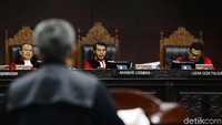 Hakim MK mengatakan tak ada sejarah yang menunjukkan saksi di sidang MK mendapat masalah saat memberikan kesaksian. MK menjamin keamanan pihak yang bersaksi khususnya dalam sengketa pilpres ini.