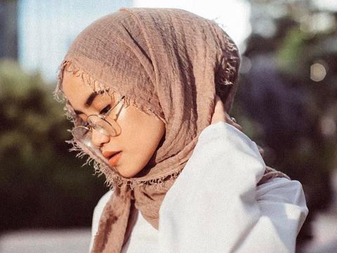 10 Rekomendasi Bahan Hijab yang Cocok untuk Wisuda