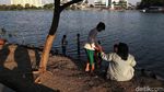 Asyiknya Bermain Sambil Menikmati Senja di Danau Sunter