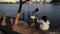 Pengujung yang datang ke sini biasanya melakukan beragam aktivitas mulai dari bermain air atau sekadar berjalan-jalan keliling danau sunter. 
