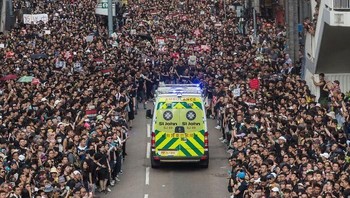 Seperti membelah lautan manusia, mobil ambulance ini diberikan jalan oleh para demonstran untuk tetap terus berjalan. (Foto: Boredpanda)