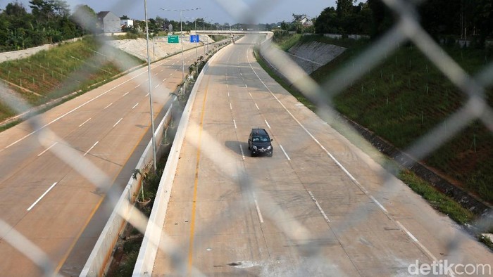 Kendaraan Proyek melintasi di Tol Jakarta Outer Ring Road 2 di Km 50, Jombang, Tangerang Selatan, Rabu (19/6/2019). Tol Kunciran–Serpong dikerjakan Badan Usaha Jalan Tol (BUJT) PT Marga Trans Nusantara. Tol sepanjang 11,1 kilometer ini terdiri dari 2 seksi . Seksi I  Kunciran-Parigi sepanjang 6,72 kilometer dengan progres 86,67 persen, dan Seksi II Parigi-Serpong sepanjang 4,42 kilometer  sudah menembus kemajuan 88,07 persen.