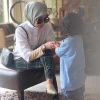 Meisya mencoba memaksimalkan penampilan barunya berhijab dengan tetap memakai busana yang sebelumnya dia miliki. Untuk menyiasatinya, pada foto ini misalnya di mana dia memakai kemeja putih lengan pendek, ibu tiga anak itu menambahkan manset warna kulit. Foto: Instagram @ meisya__siregar
