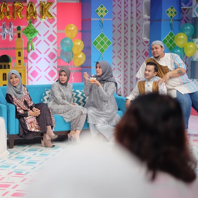 Dan inilah penampilan perdana Meisya di televisi setelah mantap berhijab. Dia tampil di sebuah acara televisi bersama Olla Ramlan yang juga baru saja memutuskan mantap berhijab pada Ramadan kemarin. Foto: Instagram @ meisya__siregar
