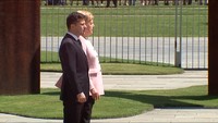 Merkel terlihat berusaha sekuat tenaga melawan kejang-kejang tersebut dan berusaha tetap berdiri tegap di sebelah Zelensky. Momen ini terlihat sangat jelas dalam rekaman video yang diambil media massa. Foto: Screenshot/Reuters Video