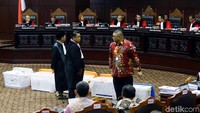 Saldi kemudian menujukan sebuah bundel berkas yang telah ditandai dengan kertas kecil berwarna di ujungnya. Masing-masing dipakai untuk menandai masing-masing bukti.