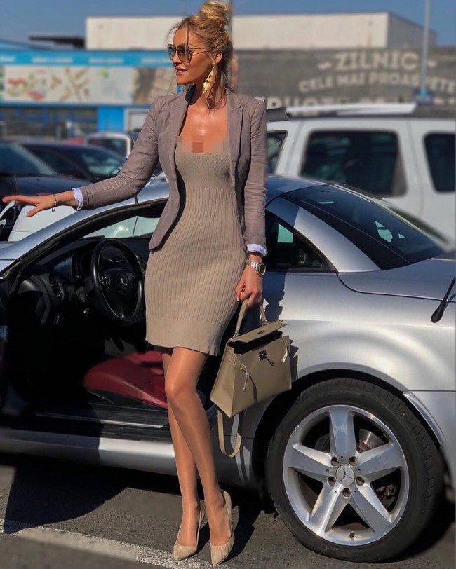 Cristina mengaku dia memiliki gelar diploma sebagai seniman internasional. Aku lulus dari sekolah seni di Timisoara, Rumania. Setelah itu aku kuliah psikologi. Aku tidak melukis untuk pekerjaan utamaku, aku memiliki beberapa bisnis dan melukis selamanya akan menjadi passionku, tuturnya. Foto: Instagram @cristinaszeifert