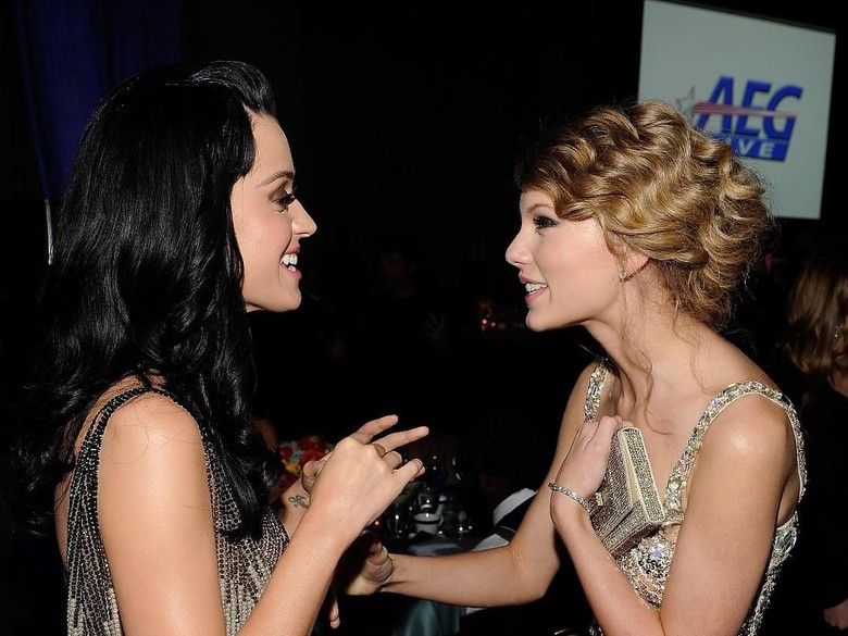 Taylor Swift Ungkap Awal Perdamaian dengan Katy Perry Taylor Swift Ungkap Awal Perdamaian dengan Katy Perry