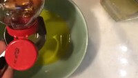 Jika masakan yang Anda buat membutuhkan minyak, madu, mentega, atau bahan kental lainnya, dahulukanlah penuangan minyak pada sendok takar. Sisa minyak yang menempel akan mempermudah penuangan bahan yang kental. Foto: Istimewa