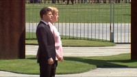 Insiden ini terjadi saat Merkel menyambut kedatangan Zelensky dan ketika Berlin sedang dilanda suhu udara hingga 30 derajat Celsius yang sangat panas. Foto: Screenshot/Reuters Video