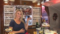 Dalam penerbangan menuju Australia, perempuan berambut pirang ini mampir melihat koleksi minuman alkohol di atas pesawat. Nampak ada beberapa kudapan di hadapannya. Foto: Instagram aileymacqueen